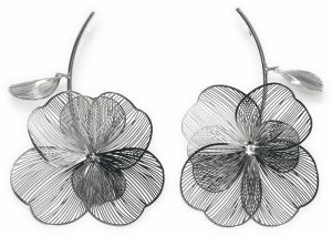 GATE Visiace kovové náušnice v tvare kvietka