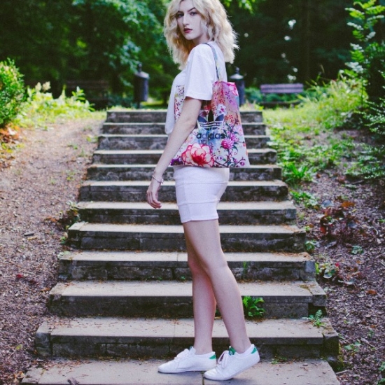 Adidas dievča