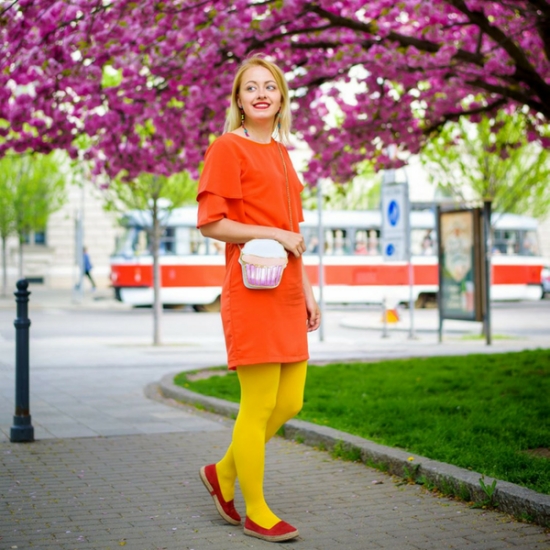 Oranžové šaty a výrazné pančuchy