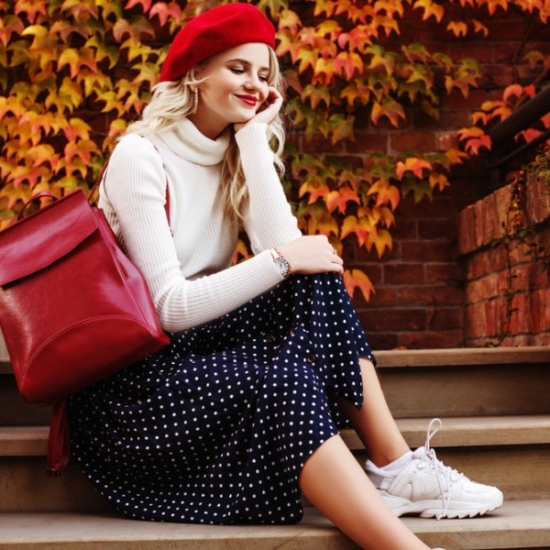 Outfit s baretkou
