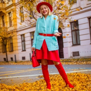 Kombinácia baby blue a červenej