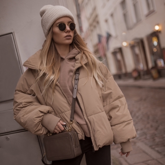 Béžová puffer bunda
