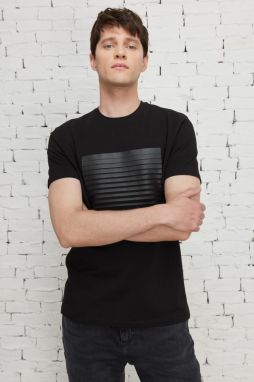 ALTINYILDIZ CLASSICS Pánske čierne tričko Slim Fit Crew Neck Bavlnené tričko s krátkym rukávom s potlačou.